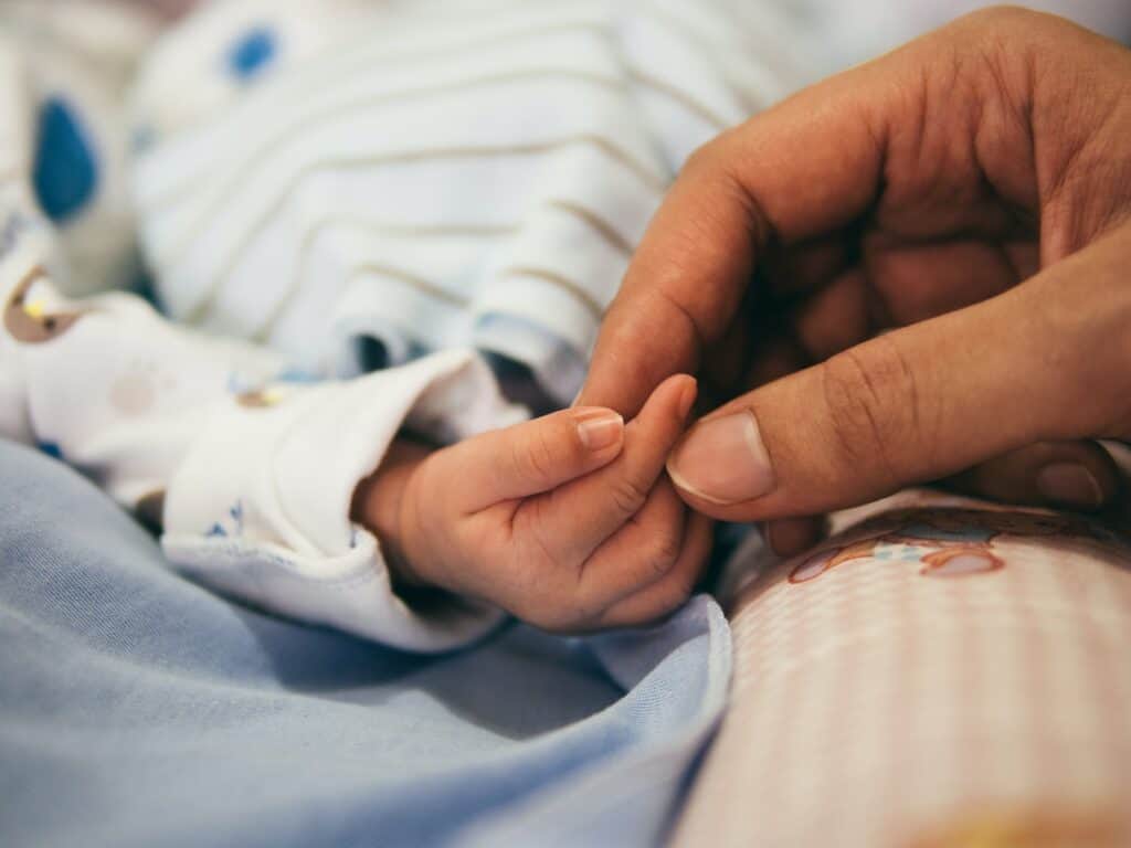 Kdy po očkování proti covid mohu zahájit stimulaci? 9 - Sanatorium Helios CZ person holding baby's index finger